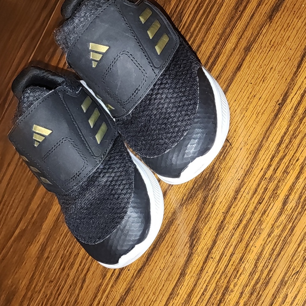 Adidas Toddler Sneaker Boys Size 10, in good condition, a durable sneaker!!